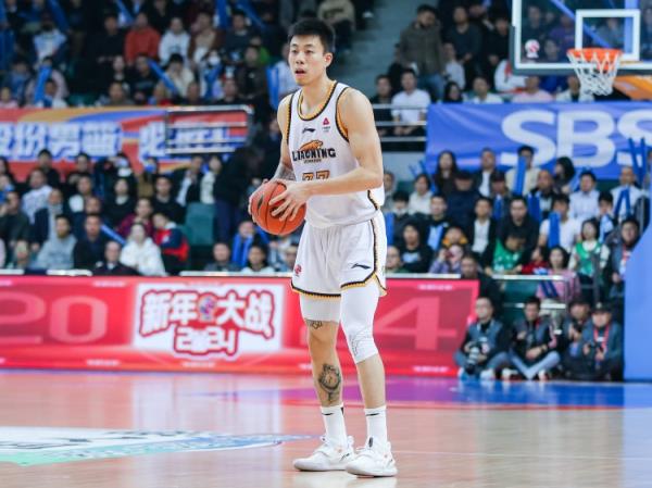 屋漏偏逢連夜雨！張鎮(zhèn)麟7中1僅得2分2板4助 末節(jié)受傷離場(chǎng)